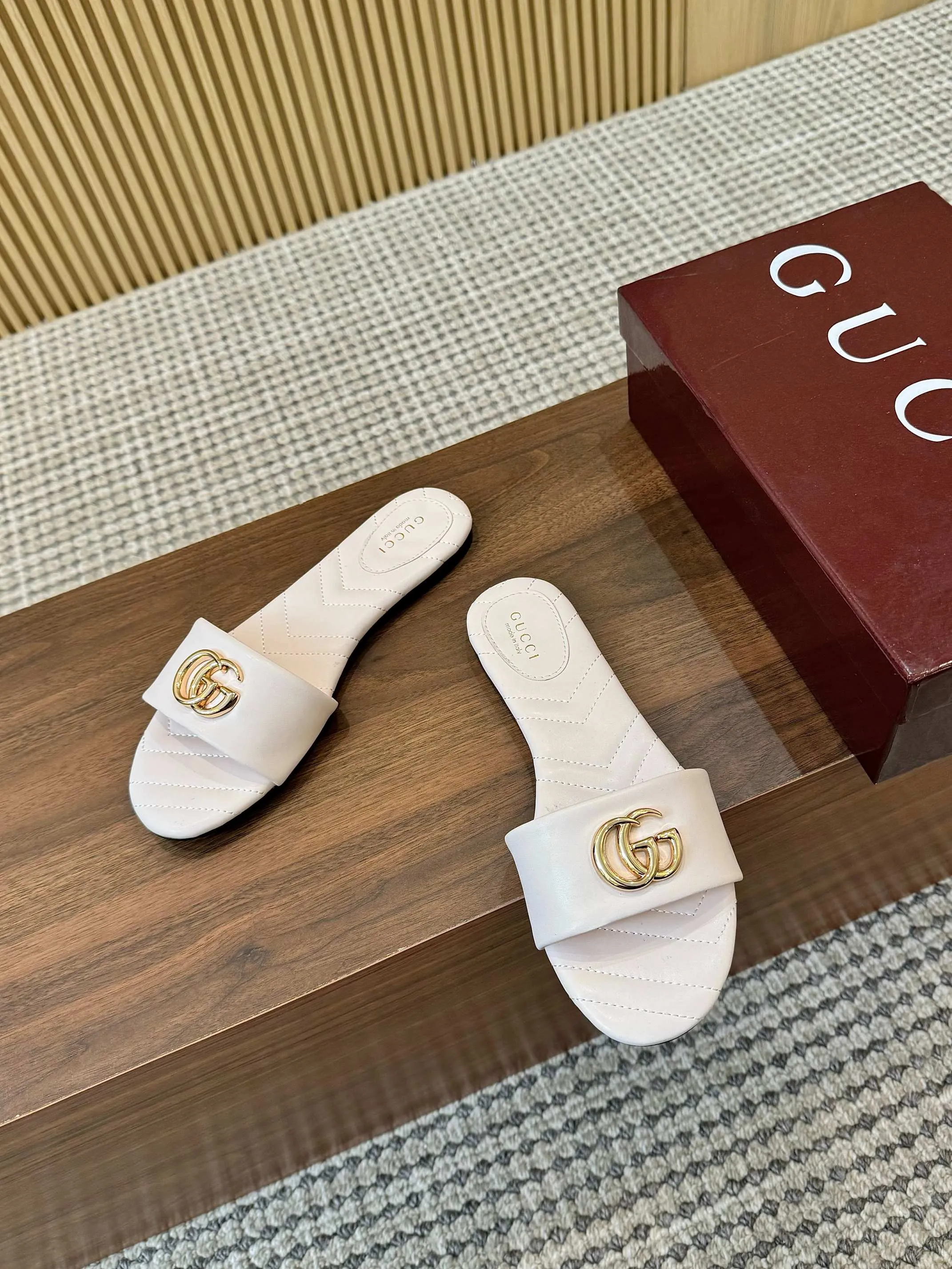 👟👟Ex-factory price 440👟👟 💯💯💯Gucci 2025 spring and summer latest popular slip-on sandals series... [Round toe] Latest double G buckle. Embroidery style Original quality 🍃Original European style, 💥perfect on the feet💃💃When worn with this shoe, it is elegant and crystal clear. No matter the materials of the accessories, they are all customized one by one. You must go to get the original version. The whole series is full of exciting and innovative elements. The texture of different materials, the texture of the materials, and the expression of the materials have a strong artistic atmosphere... ❶ Upper: imported cowhide ❷ Inner lining: customized imported sheepskin ❸ Foot pads: customized imported sheepskin ❹ Outsole: imported Italian genuine leather outsole ❺ Heel height: 1.5CM ❻ Packaging: Original full set of packaging ❼ Code number: 35-43 (41.42.43 customized is not returnable)